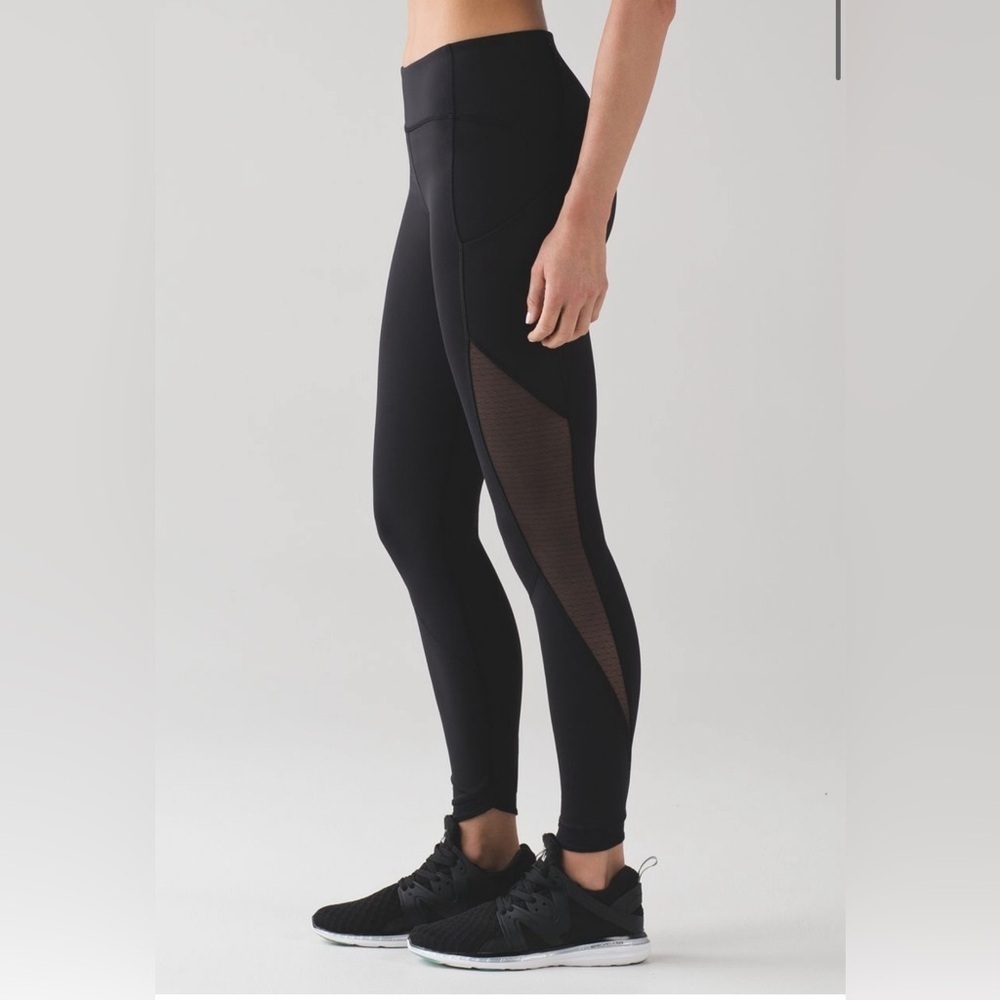 Lululemon Sole Training 7/8 Tight
Black size 6 sport yoga gym pants leggings
